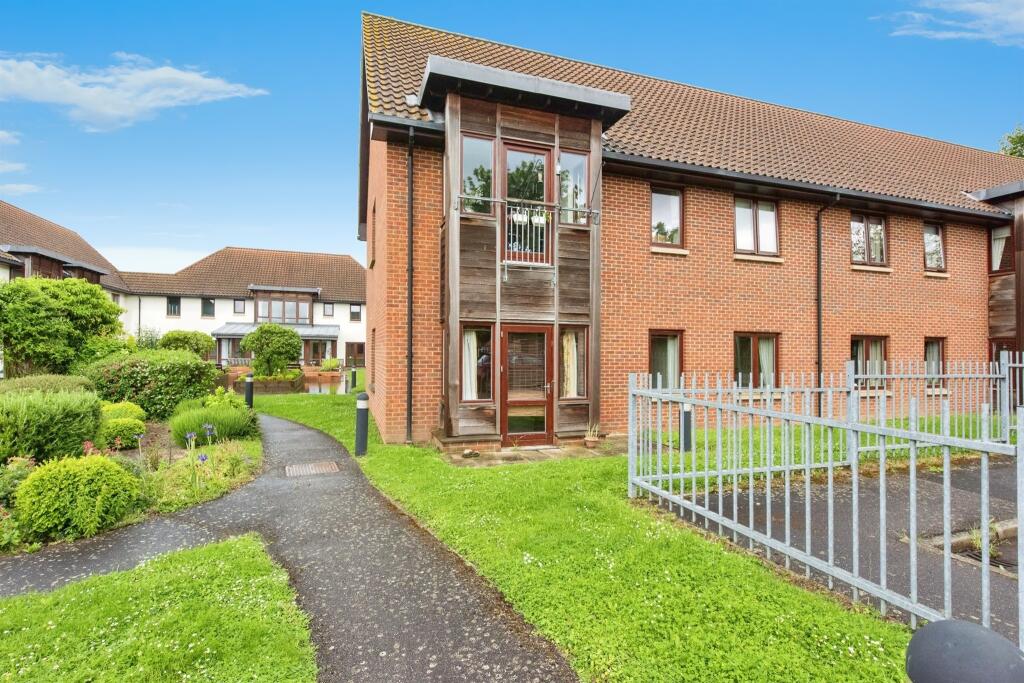 2 bedroom ground floor flat for sale in Thompson Close, Haughley