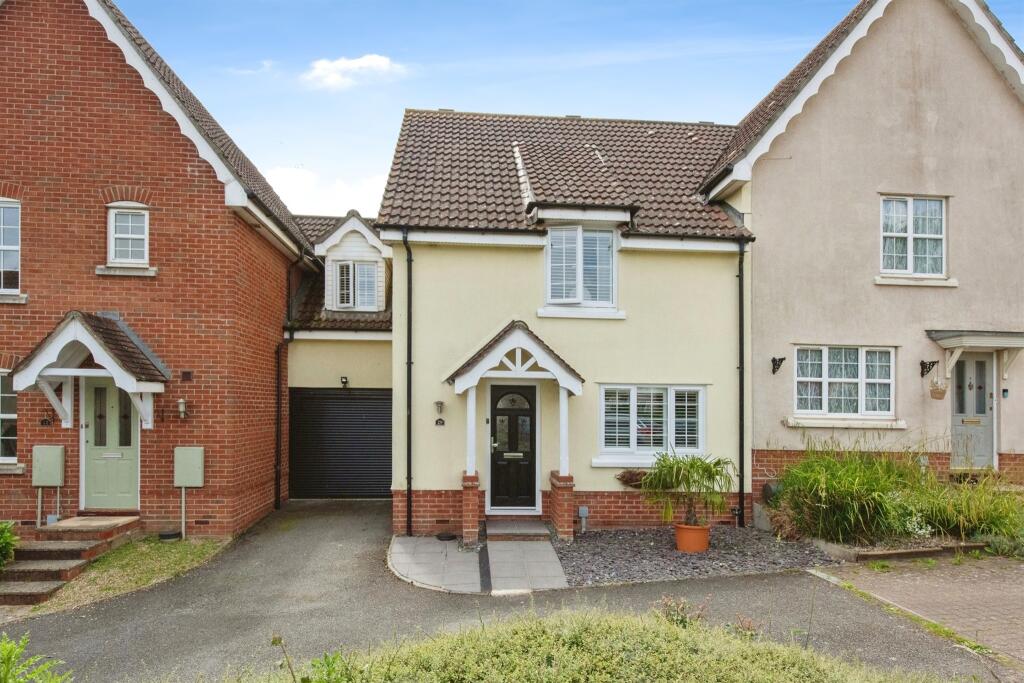 4 bedroom semidetached house for sale in Kestrel Drive, Stowmarket, IP14