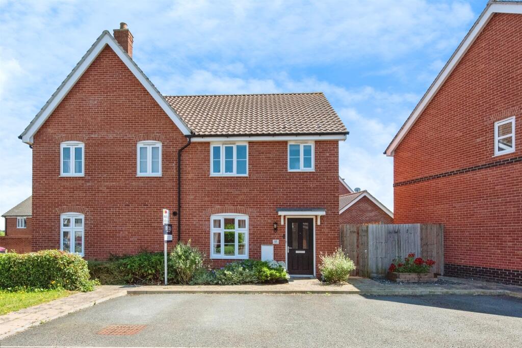 3 bedroom semidetached house for sale in Newbolt Close, Stowmarket, IP14