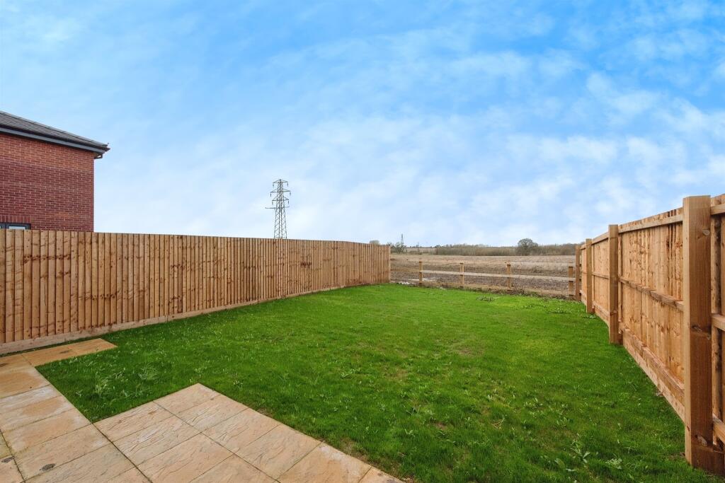 3 bedroom semidetached house for sale in Hubbards Close, Combs