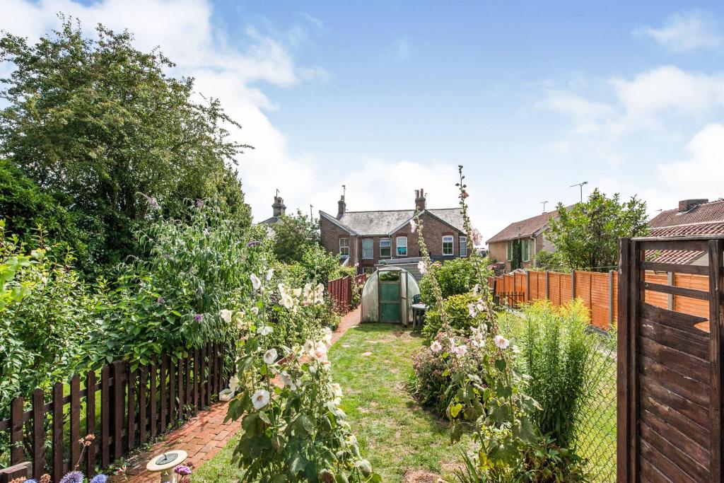 3 bedroom terraced house for sale in Victoria Road, Stowmarket, IP14