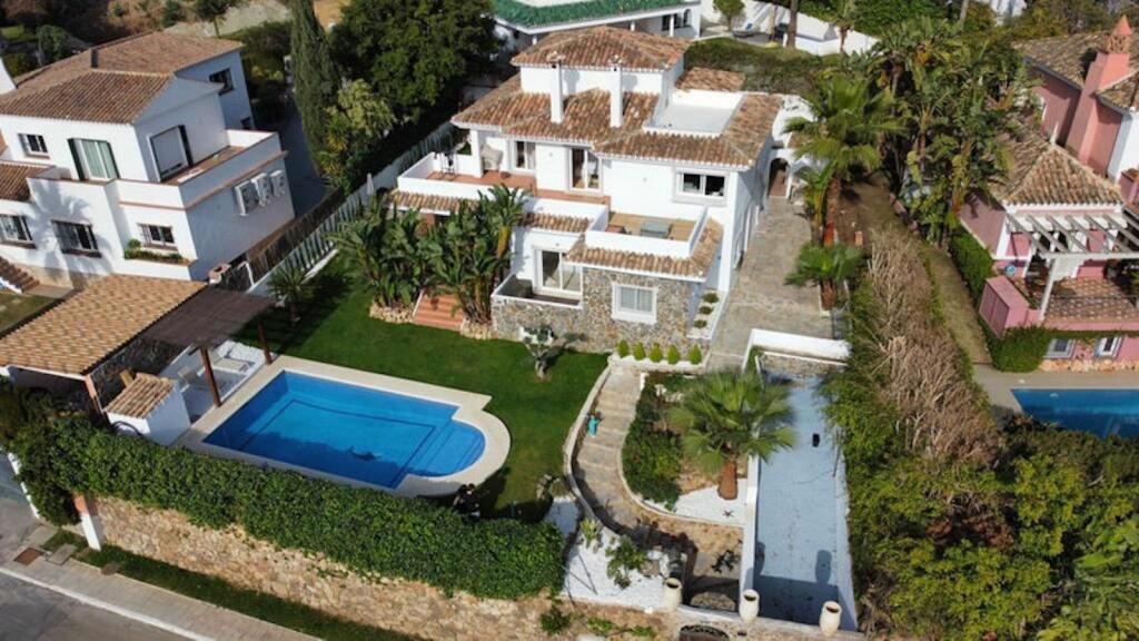 Puerto Banus - Villas, Apartments and Houses for Sale Direct from Owners