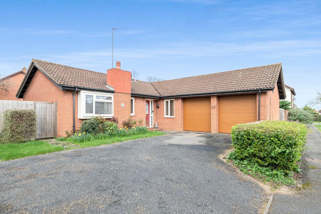 3 bedroom detached bungalow for sale in Stone Hill, Two Mile Ash, MK8