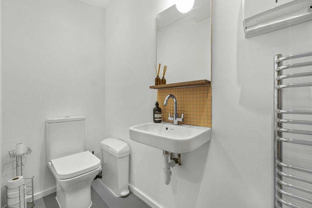 bathroom 1.jpg