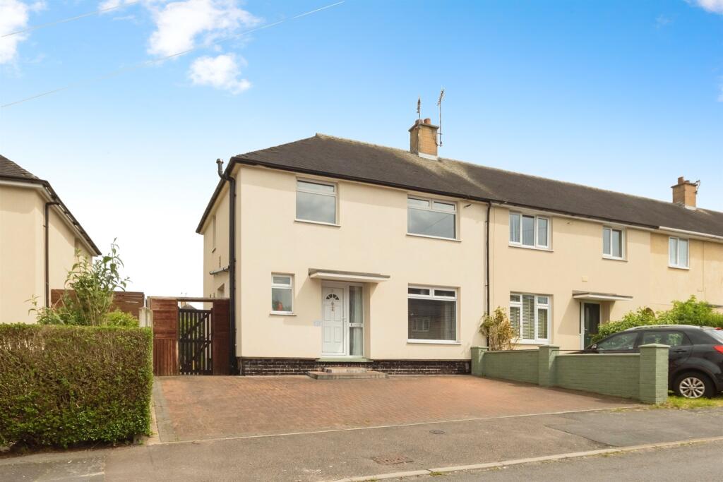 3 bedroom end of terrace house for sale in Waterdown Road, Nottingham, NG11