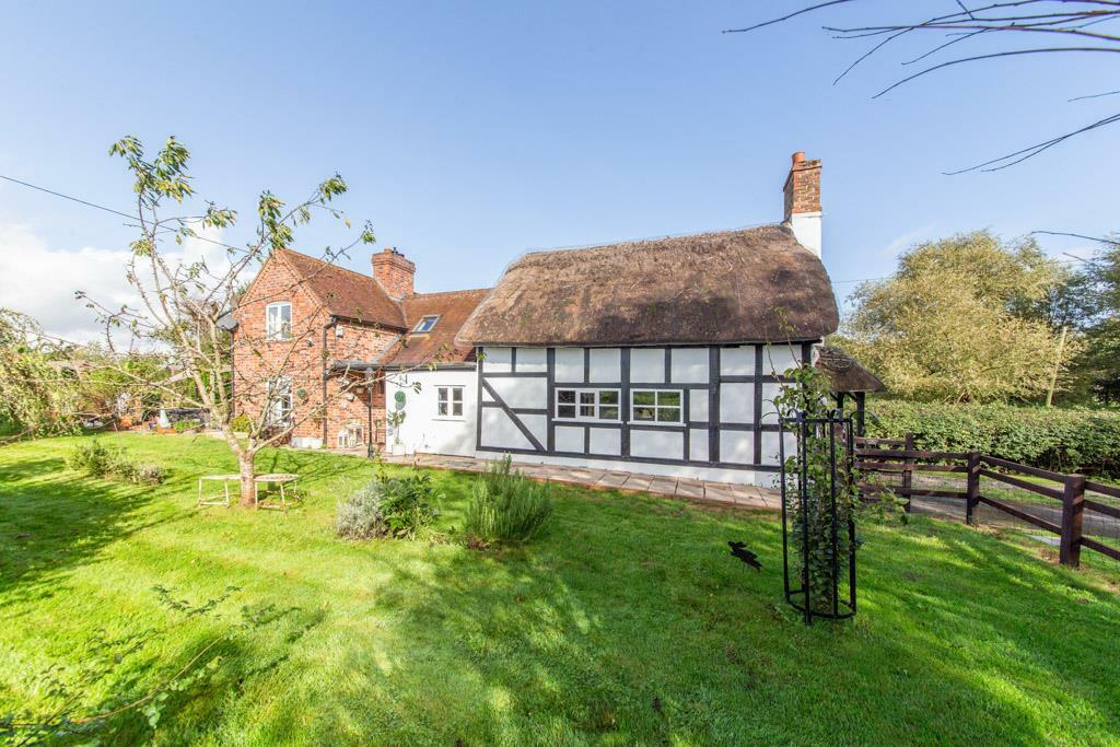 4 bedroom cottage for sale in Clifton, Severn Stoke, Worcester, WR8