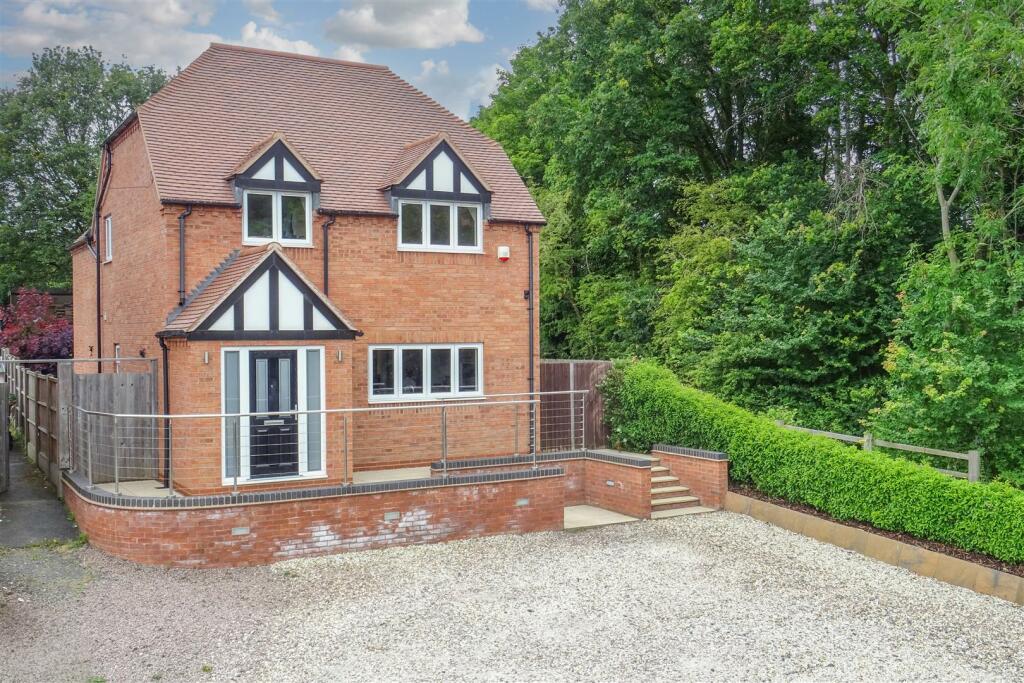 4 bedroom detached house for sale in Droitwich Road, Ombersley