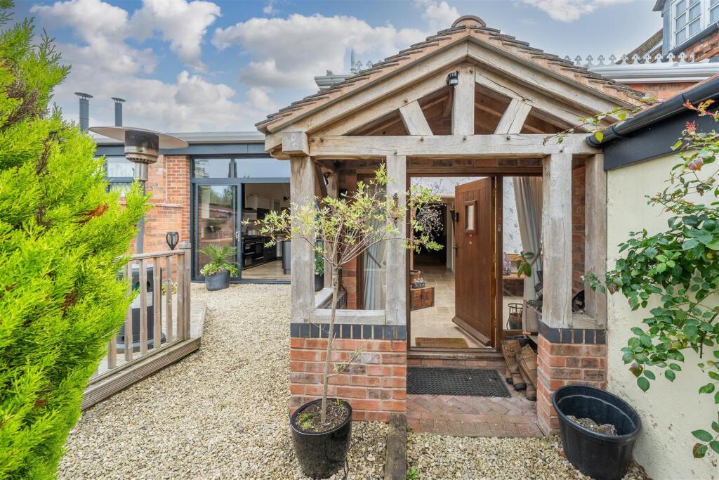 Main image of property: Broad House Barn, Kidderminster Road, Cutnall Green, Droitwich