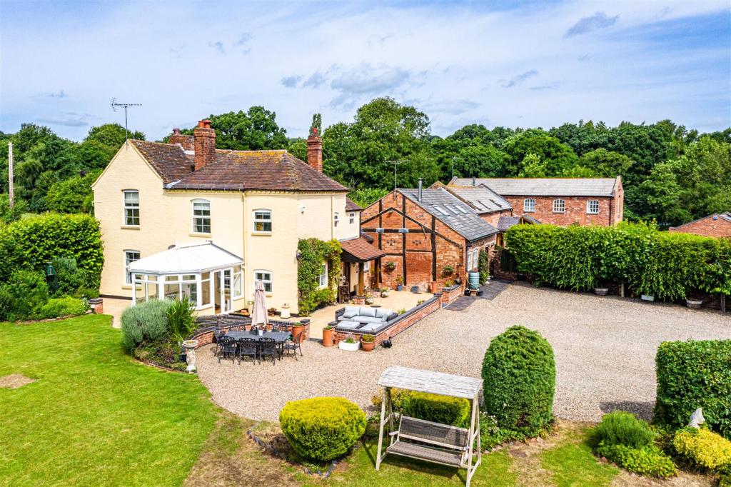 6 bedroom detached house for sale in Ribbesford Road, Areley Kings, StourportOnSevern, DY13