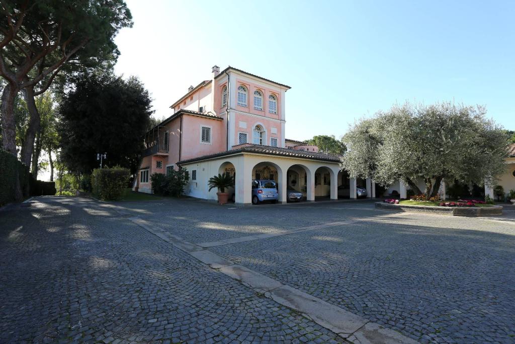 16 bedroom villa for sale in Lazio, Rome, Roma, Italy