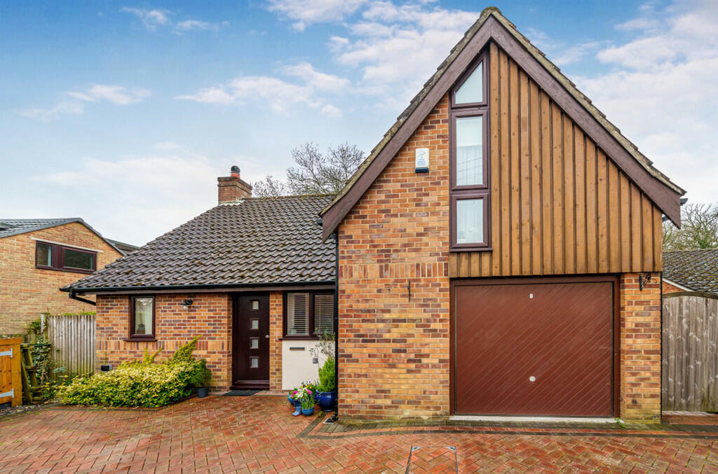3 bedroom detached house for sale in Pitmore Road, Allbrook, Hampshire