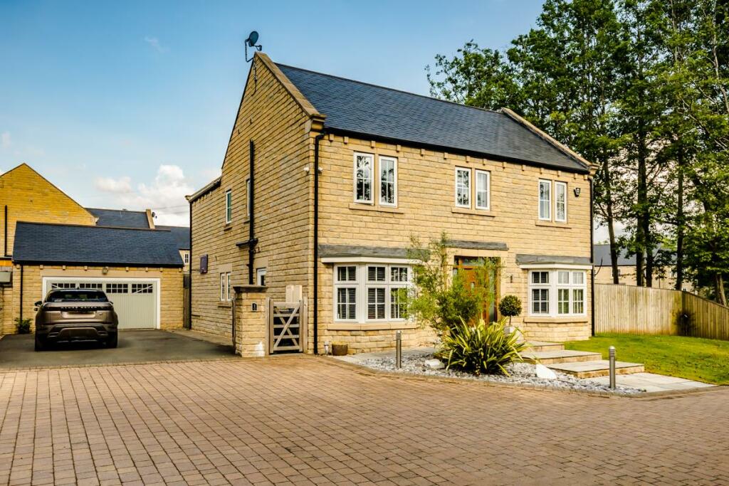 4 bedroom detached house for sale in St. Johns View, Northowram, HX3