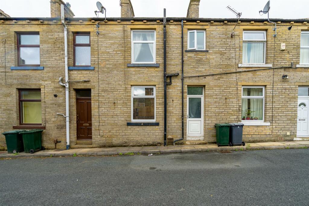 3 bedroom terraced house for sale in North John Street, Queensbury