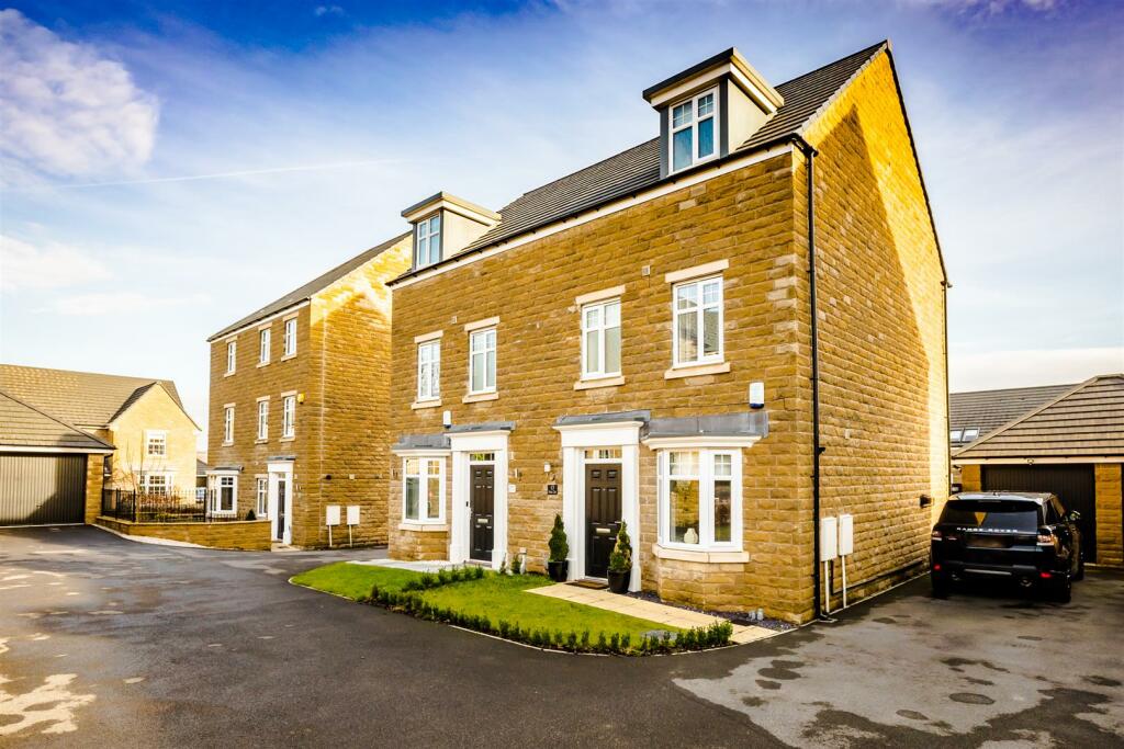 4 bedroom semidetached house for sale in Newton Close, Lightcliffe
