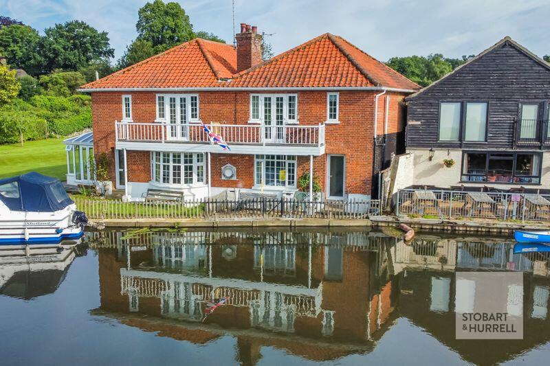 3 bedroom semidetached house for sale in Meadow Holme, Wroxham Road