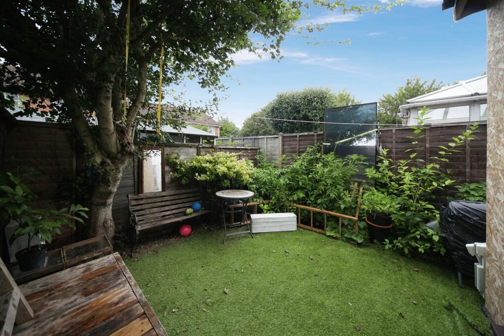 1 bedroom cluster house for sale in Glenfield Road, Luton, LU3