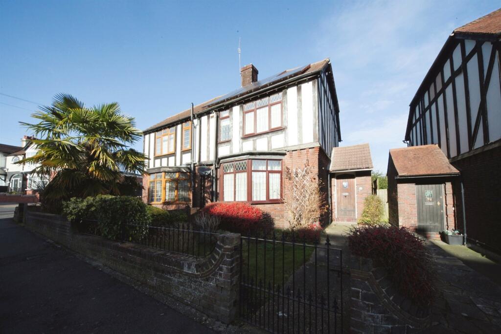 3 bedroom semi-detached house for sale in Trinity Road, Luton, LU3