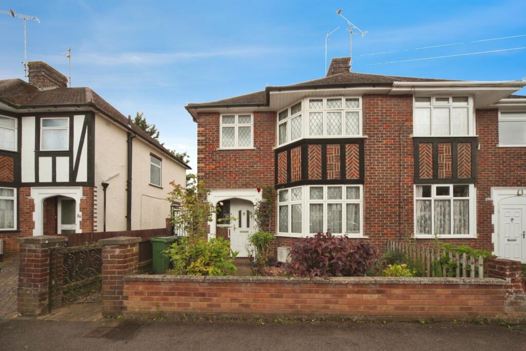 3 bedroom semi-detached house for sale in Rosslyn Crescent, Luton, LU3