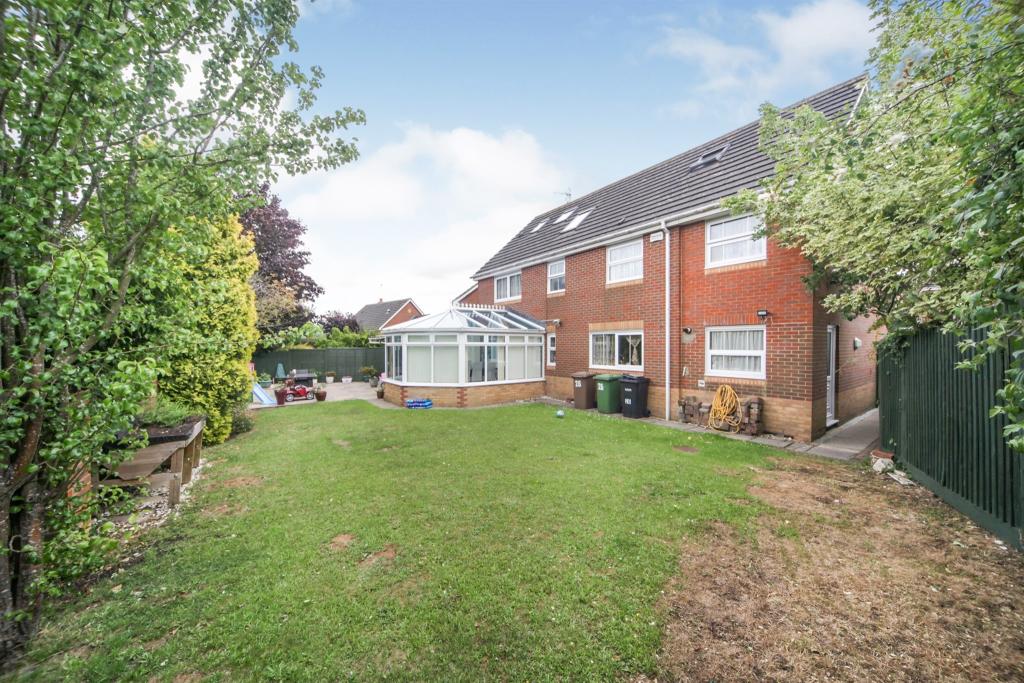 5 bedroom detached house for sale in Gatehill Gardens, Luton, LU3