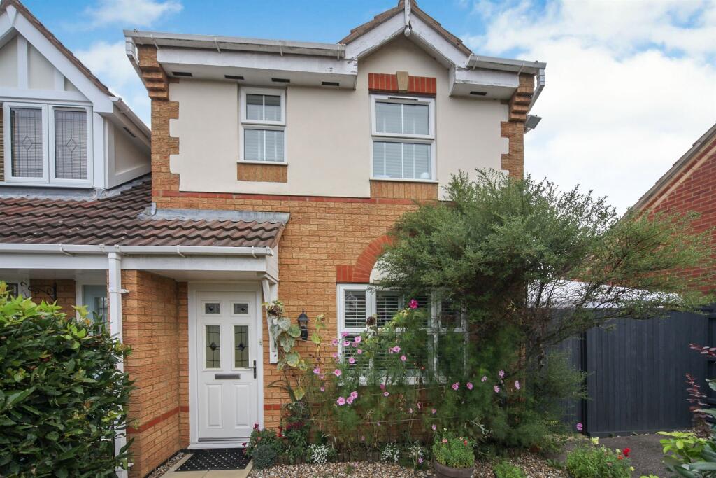 3 bedroom semidetached house for sale in Lambourn Drive, Luton, LU2