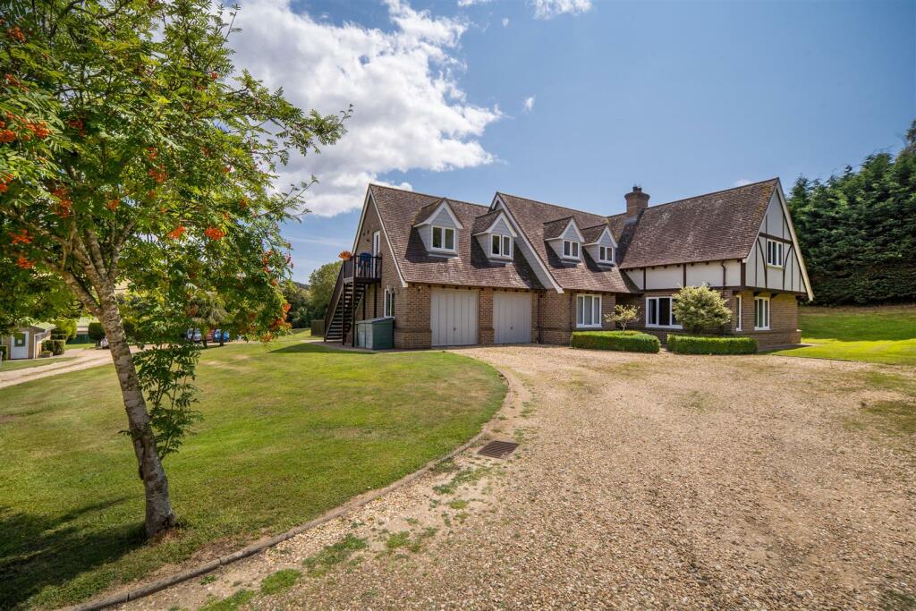 5 bedroom detached house for sale in Watergate Road, Newport, PO30