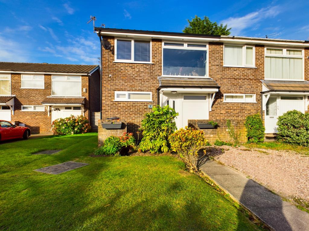 3 bedroom end of terrace house for sale in Buckfast Close, Poynton