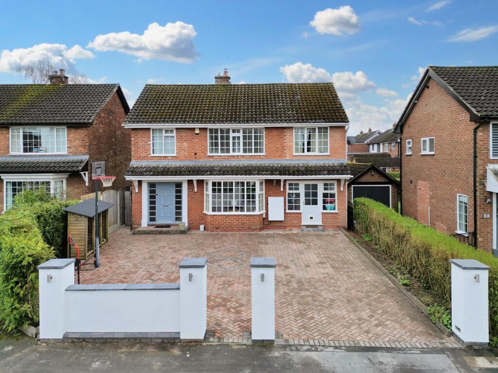 5 bedroom detached house for sale in Windsor Close, Poynton, Cheshire