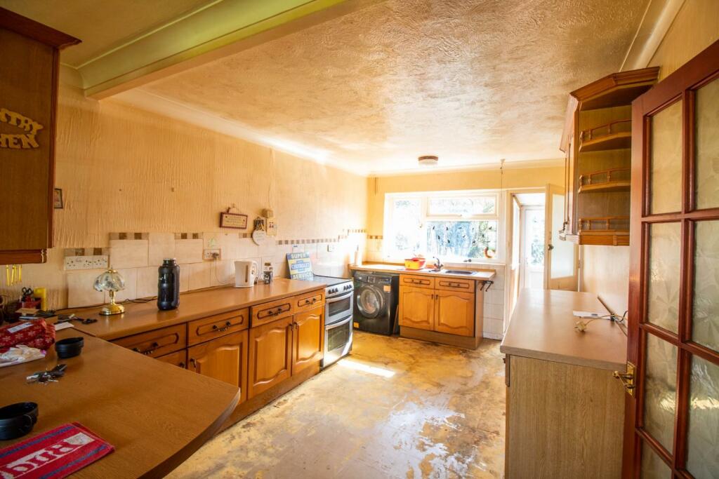 2 bedroom detached bungalow for sale in Meldreth Road, Whaddon, Royston