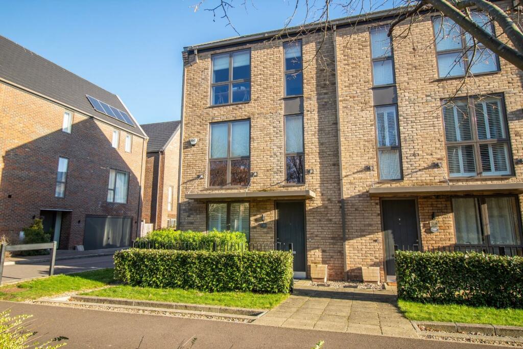 3 bedroom semidetached house for sale in Hobson Avenue, Trumpington