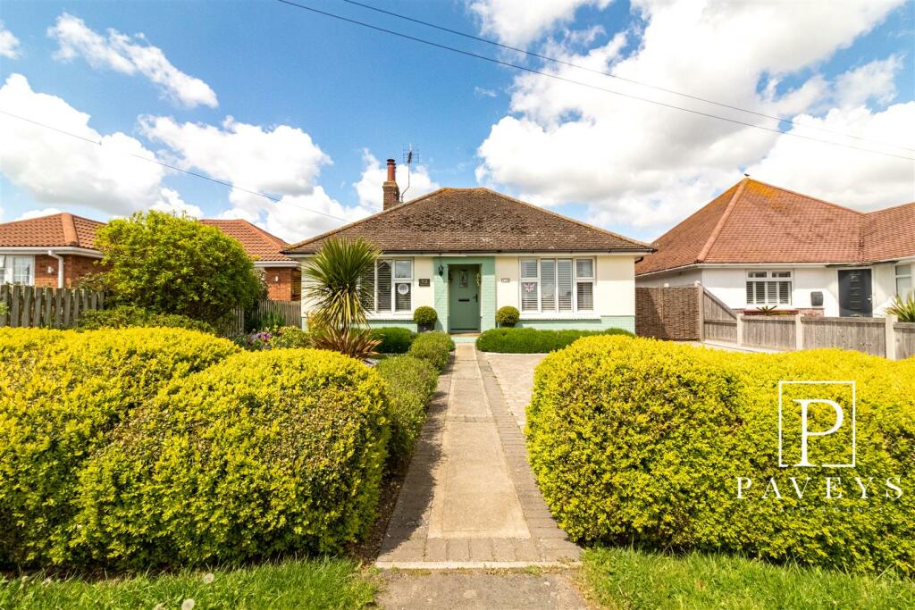2 bedroom detached bungalow for sale in Walton Road, FrintonOnSea, CO13