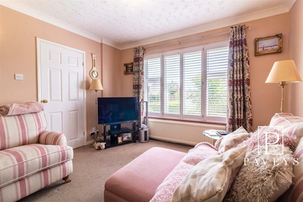 2 bedroom detached bungalow for sale in Walton Road, FrintonOnSea, CO13