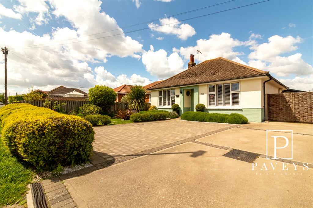 2 bedroom detached bungalow for sale in Walton Road, FrintonOnSea, CO13