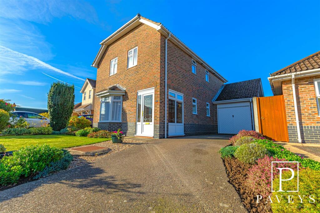 4 bedroom detached house for sale in Plover Close, Kirby Cross, Frinton