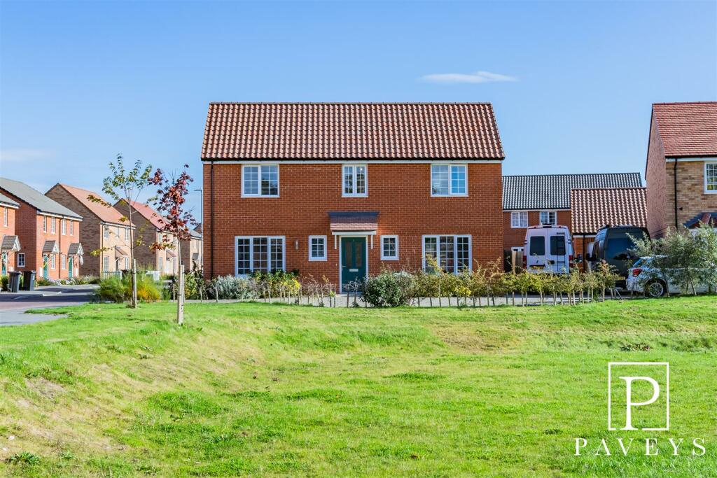 4 bedroom detached house for sale in Sanderling Close, Kirby Cross, CO13