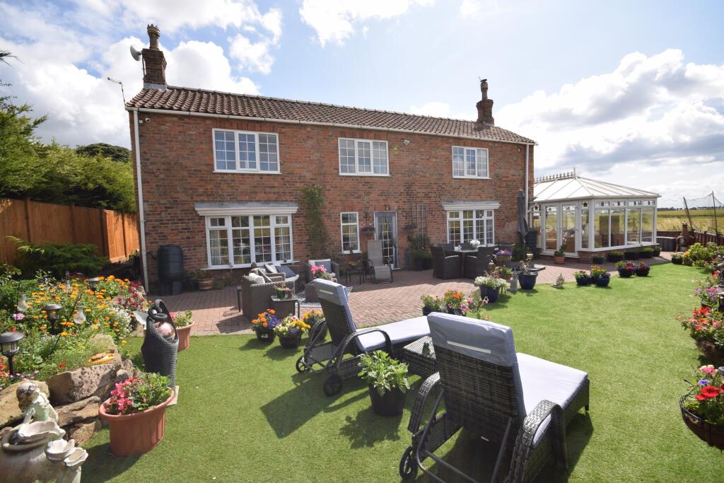 3 bedroom detached house for sale in Croft Bank, Skegness, PE24