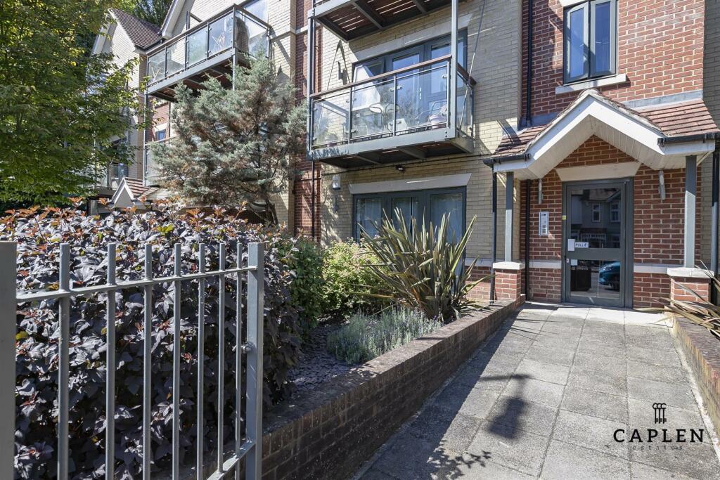 2 bedroom apartment for sale in Buckhurst Way, Buckhurst Hill, IG9