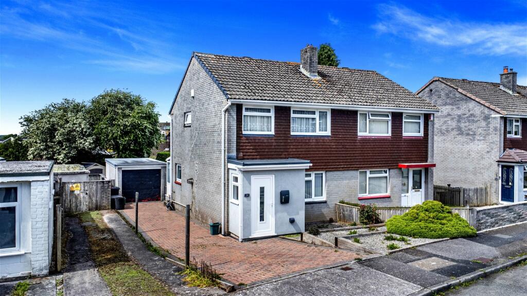 3 bedroom semidetached house for sale in Killigrew Avenue, Saltash