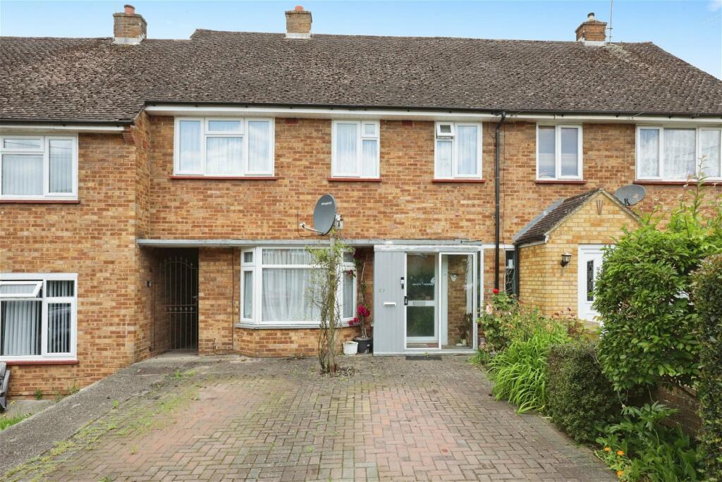 3 bedroom terraced house for sale in Nine Elms Avenue, Uxbridge, UB8