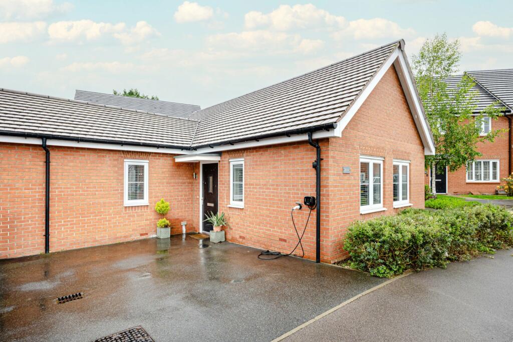 1 bedroom bungalow for sale in Bluebell Drive, Stansted, Essex, CM24