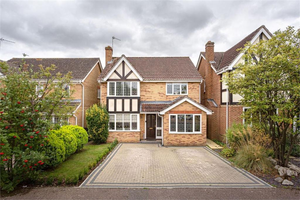 4 bedroom detached house for sale in Leigh Drive, Elsenham,
