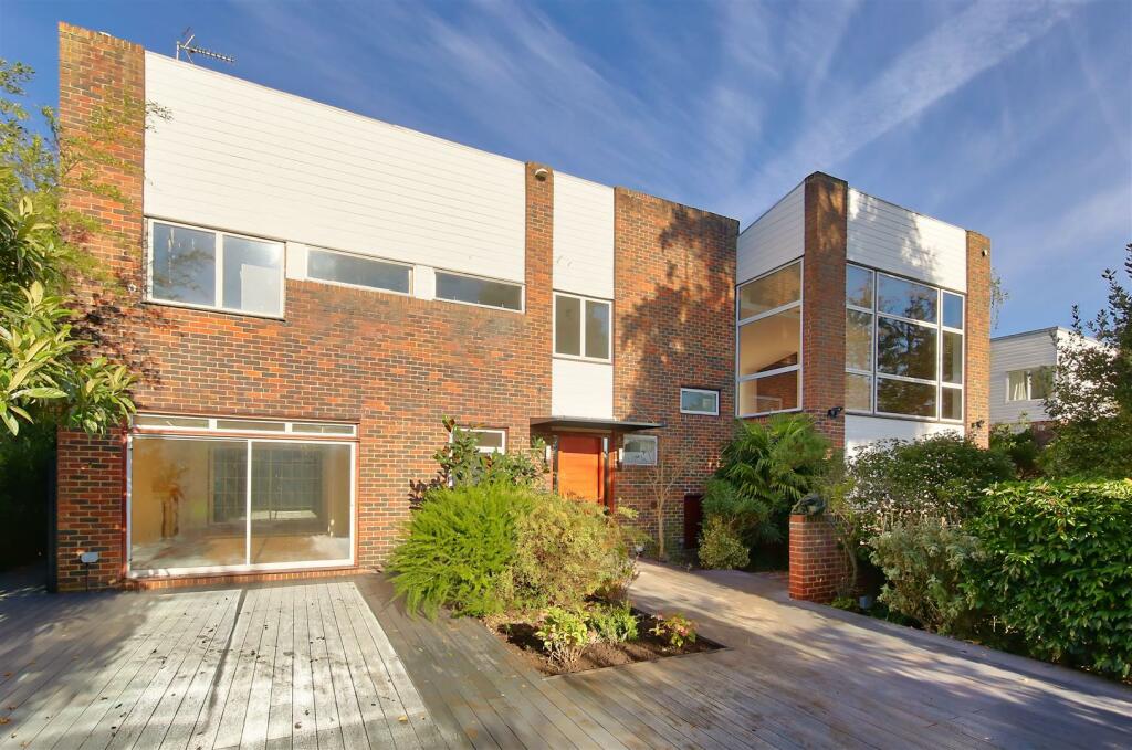 6 bedroom detached house for sale in Lord Chancellor Walk, Kingston