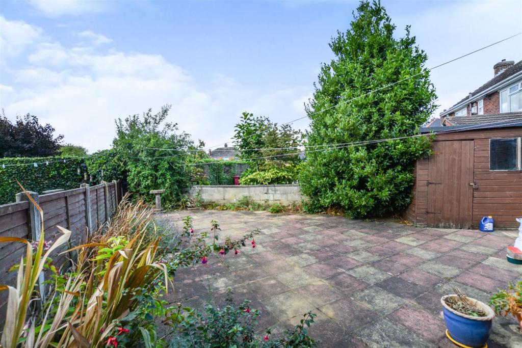 3 bedroom semidetached house for sale in Devonshire Road, Scunthorpe, DN17