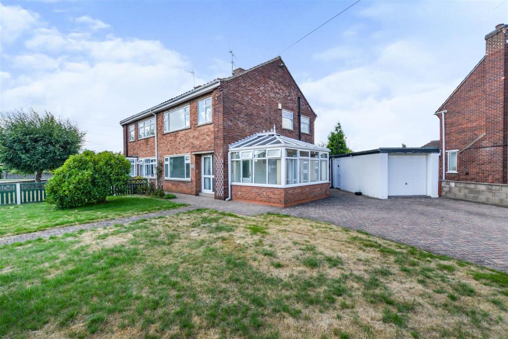 3 bedroom semidetached house for sale in Devonshire Road, Scunthorpe, DN17