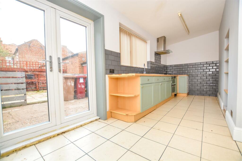 3 bedroom detached house for sale in Fleetgate, BartonUponHumber, DN18