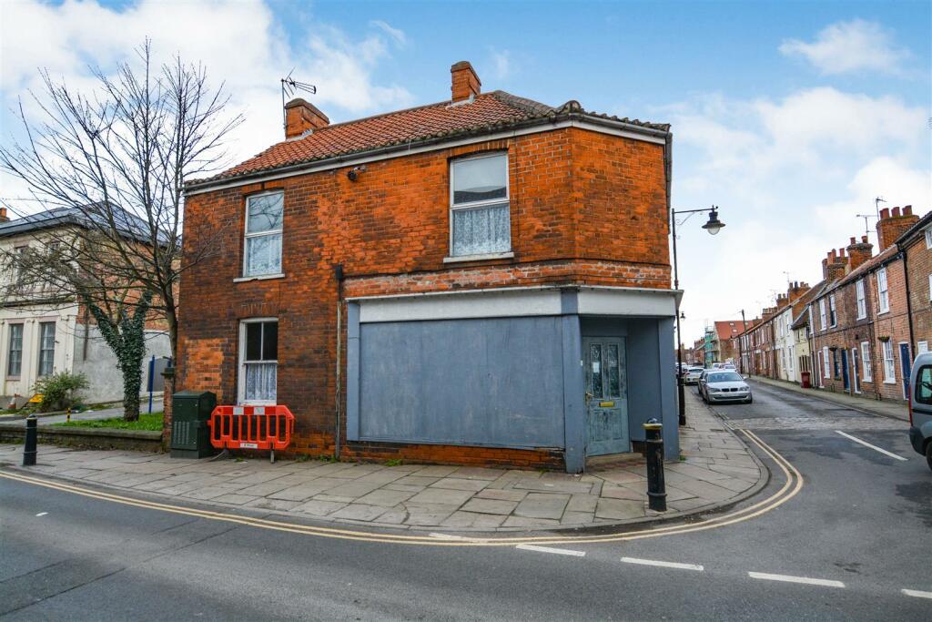 3 bedroom detached house for sale in Fleetgate, BartonUponHumber, DN18