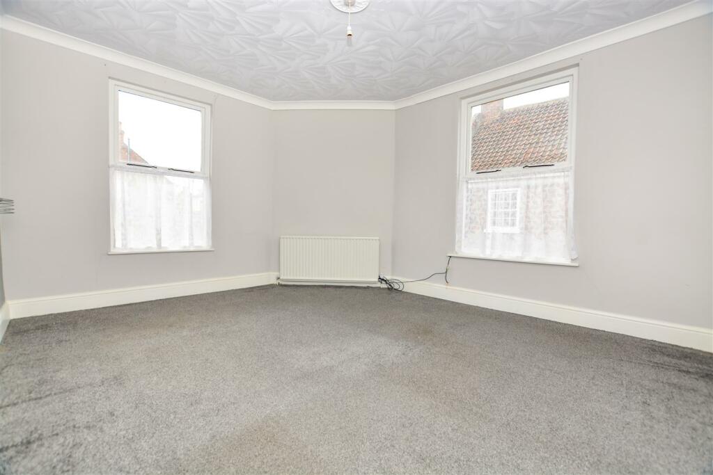 3 bedroom detached house for sale in Fleetgate, BartonUponHumber, DN18