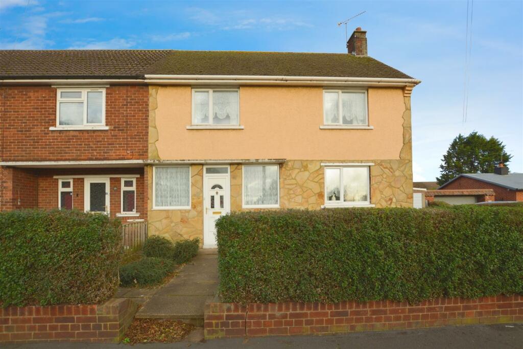 3 bedroom end of terrace house for sale in Derwent Road, Scunthorpe, DN16