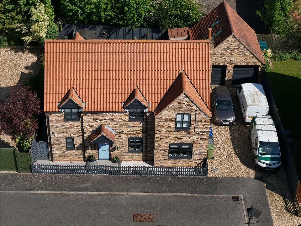 4 bedroom detached house for sale in Chapel Court, Glentham, Market