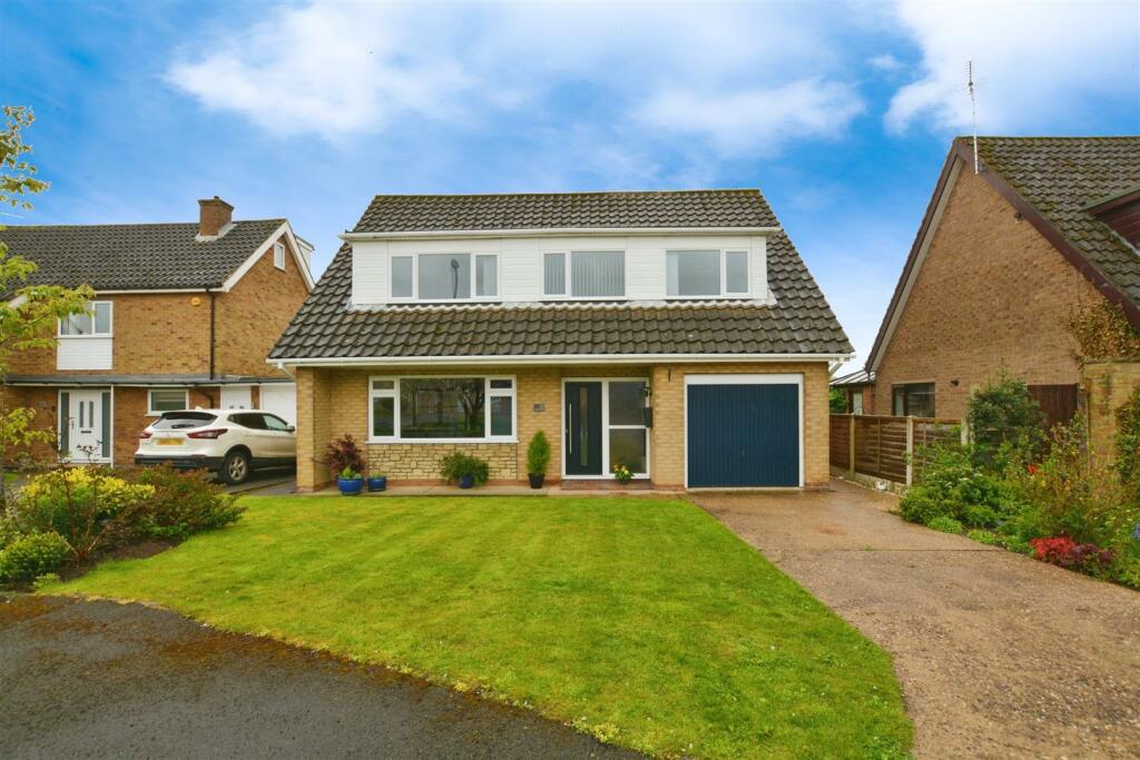 4 bedroom detached house for sale in Cromwell Avenue, Lea, DN21