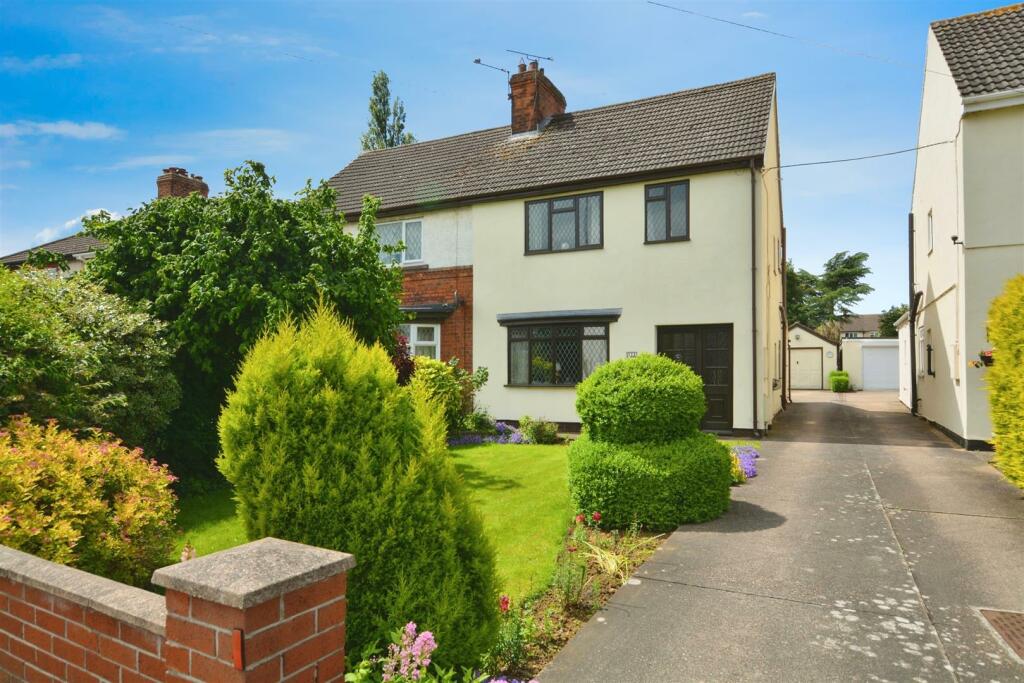 3 bedroom semidetached house for sale in Messingham Road, Scunthorpe, DN17